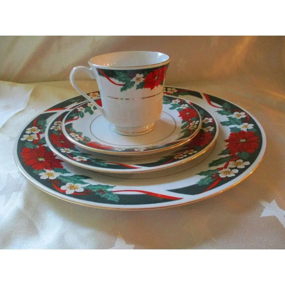 Holiday Dishes 4 x 4 set Tienshan Deck the Halls China Dining serving Christmas - Picture 1 of 5